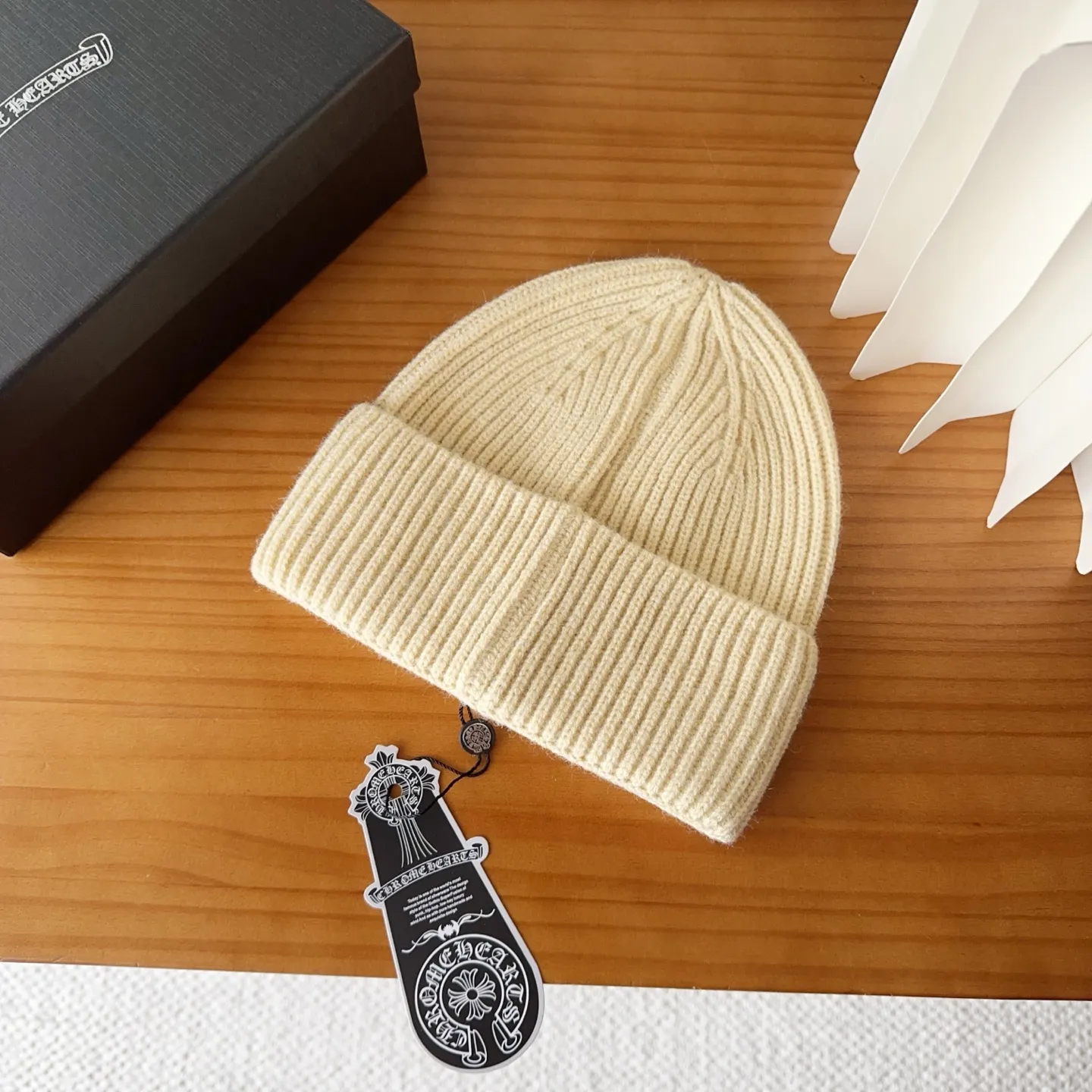 💰50 Crow Heart Autumn and Winter Wool Knitted Beanie This must be a favorite of minimalism. It is clean, neat, fashionable and versatile, and will definitely not be picky about your face shape! A fashionable classic that lasts forever! Fashionable black and white can be purchased together!